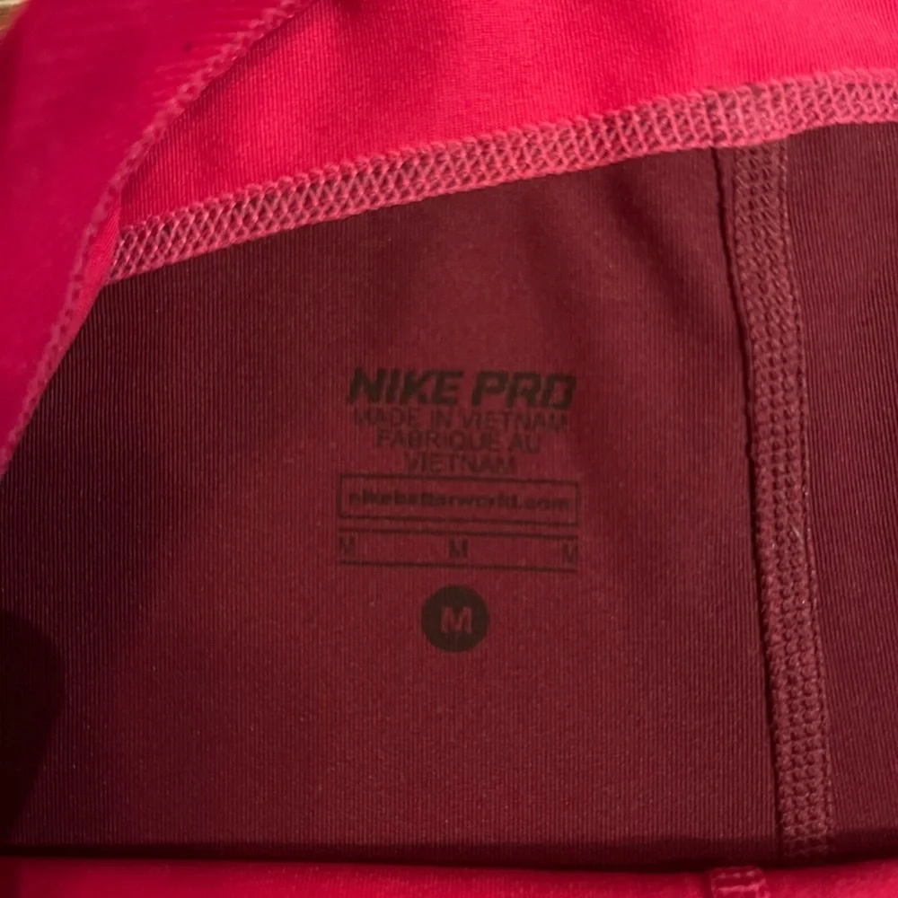 Nike Pro Two-Tone Capri Leggings in Fuchsia Force/Deep Garnet/Hyper Pink Medium